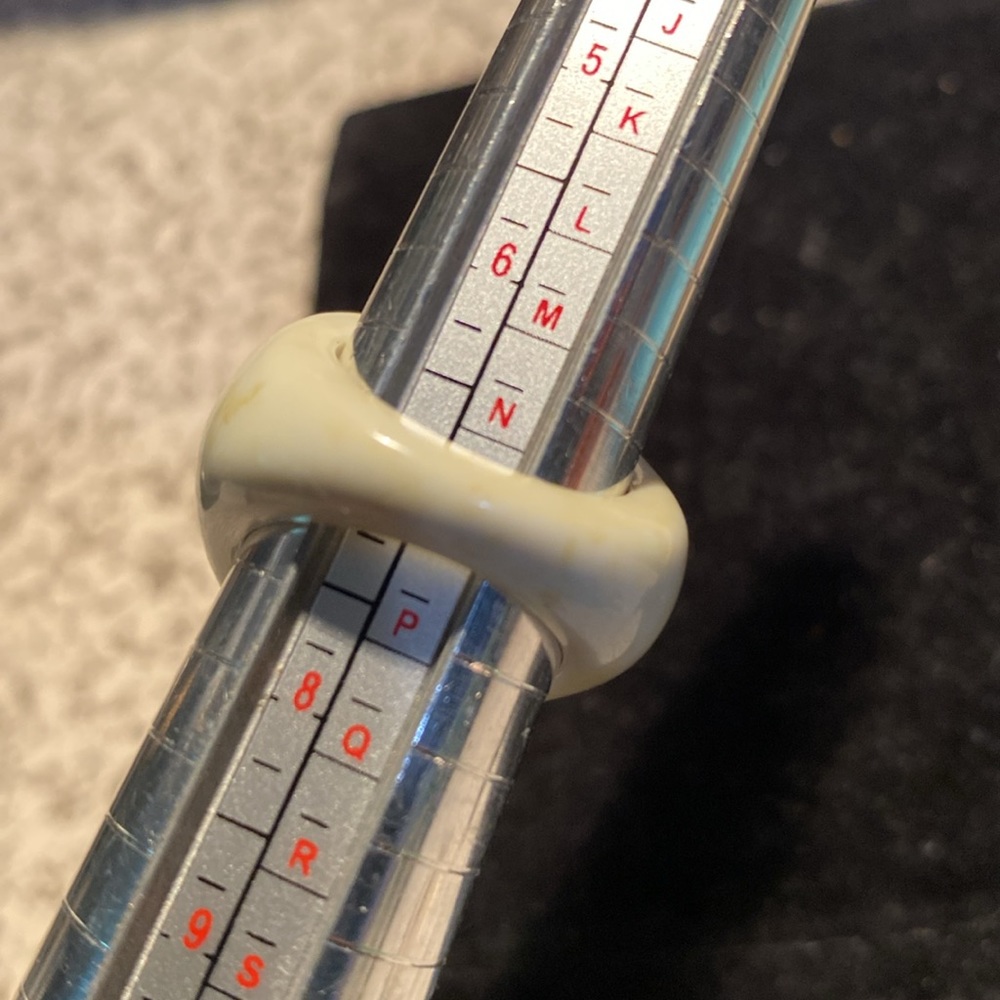 Thick plastic/lucite ring - Picture 8 of 8